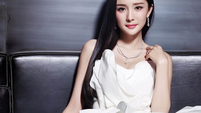 杨幂空降 Prada 全球双线代言人 创华人女星品牌合作新纪录